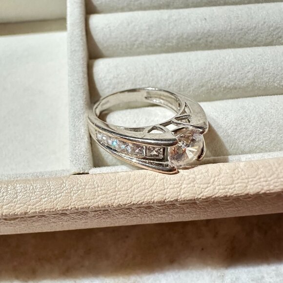 Vintage Sterling Silver S925 RingSize 6 1/2 W/ CZ Stone & Geometric Side Accents - Picture 5 of 13